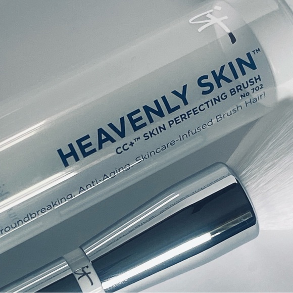 it Cosmetics Heavenly Skin Make-Up Brush - Picture 2 of 5